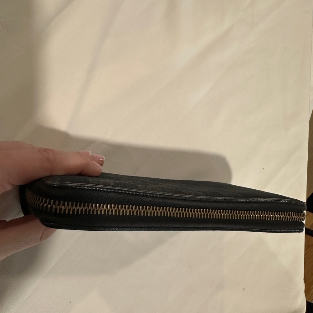 Gucci Black Logo Plaque Zip Wallet - Picture 7 of 16